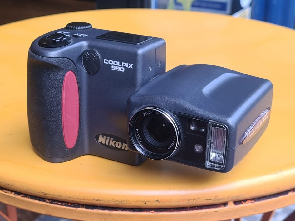 nikon-coolpix-990-hero-1